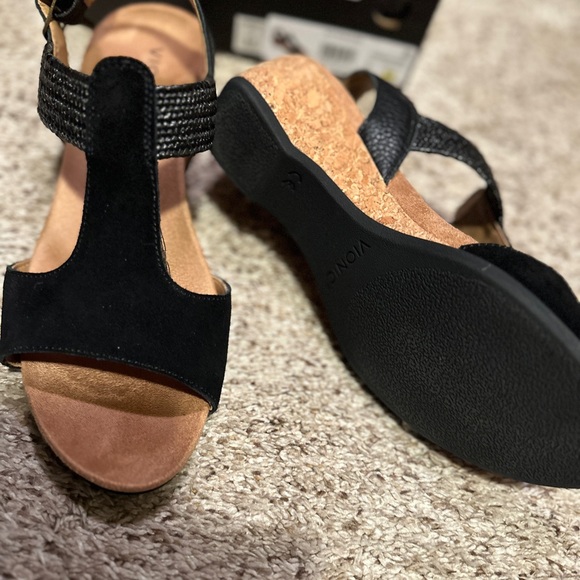 Almost New Ladies Kaytie Black T-Strap 9M Sandal - Picture 2 of 3